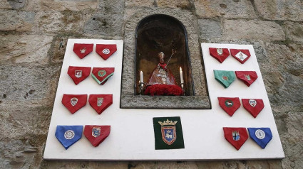 La imagen de San Fermín en la hornacina de la Cuesta de Santo Domingo donde los mozos le cantan todos los días antes de comenzar los encierros pidiendo su protección durante la celebración de las carreras