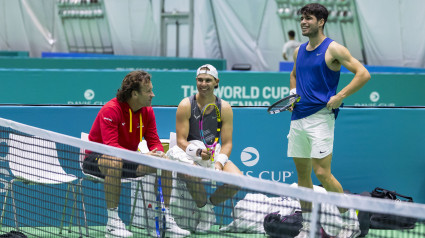 Carlos Alcaraz y Rafa Nadal, en un entrenamiento previo a la Davis