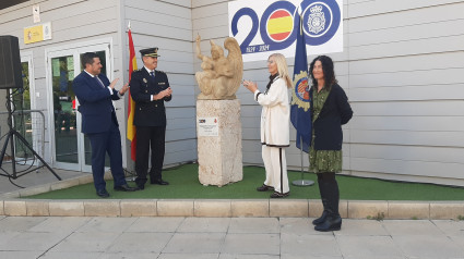 Descubrimiento de la escultura del Ángel Custodio en la comisaría de Lorca