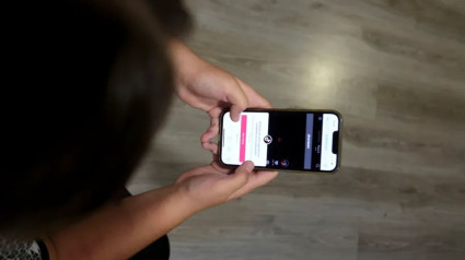 Una chica consulta su teléfono móvil en una imagen de archivo.