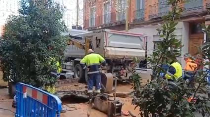 El reventón de una tubería de agua en plena calle Santiago deja sin agua y sin luz a vecinos y comerciantes del entorno