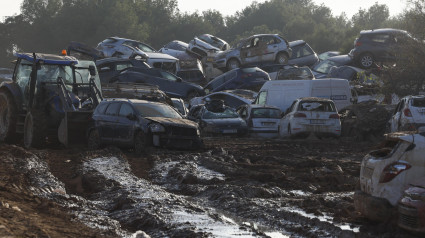 Coches amontonados y afectados por la DANA en Catarroja, Valencia