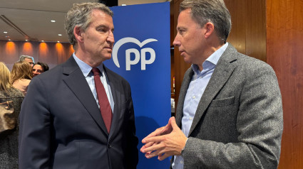 El presidente nacional del PP, Alberto Núñez Feijoo, y el alcalde de Lorca, Fulgencio Gil.