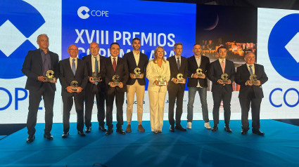 Todos los galardonados en estos Premios COPE 2024 posan sobre el escenario