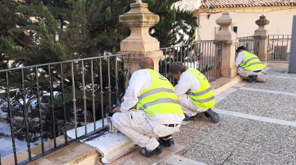 Alumnos de las escuelas taller municipales pintan espacios públicos en Lorca