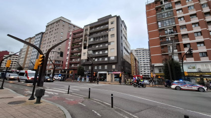 El edificio afectado por el incendio en la Avenida de la Constitución, en Gijón