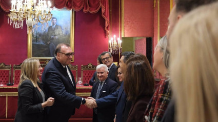 El consejero de Turismo, Arturo Bernal, saluda a la corporación local de Granada, en presencia de la alcaldesa, Marifrán Carazo