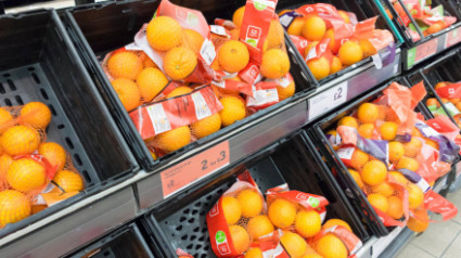 Imagen de archivo de naranjas en un supermercado