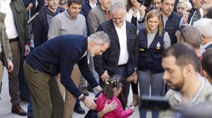 Los Reyes de España hablan con una pequeña en su visita a Chiva, una de las zonas de Valencia más afectadas por la DANA