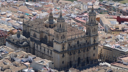 La Catedral y el Ayuntamiento de Jaén se iluminan de rojo en solidaridad con los cristianos perseguidos