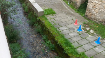 El Río Fontecova a su paso entre las casas