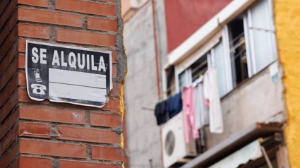 Cartel de "Se alquila" en la fachada de un edificio