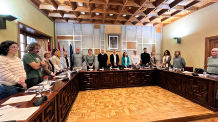 El pleno guarda un minuto de silencio