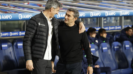 Imanol y Valverde se saludan antes del comienzo de un Derbi Vasco