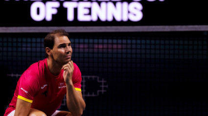 Rafa Nadal observa el vídeo de despedida en el Martín Carpena