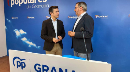 El secretario general del PP de Granada, Jorge Saavedra, y el vicesecretario de Organización del PP-A, Alejandro Romero