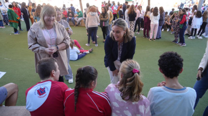 La consejera charlando con los niños