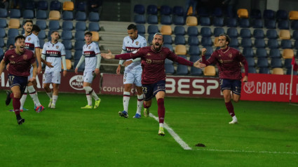 Héctor Hernández celebra el primer gol del Pontevedra ante el Levante