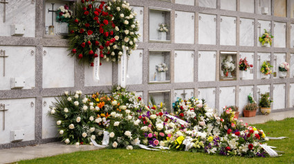 Imagen de flores en un cementerio español