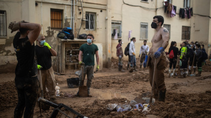 Voluntarios retiran balas con palas, en el barrio de El Raval, a 6 de noviembre de 2024, en Algemesí, Valencia, Comunidad Valenciana