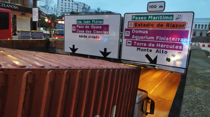 Camión atascado en el túnel de Juana de Vega (A Coruña)