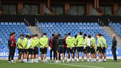 Charla de Imanol Alguacil al equipo durante un entrenamiento en Zubieta