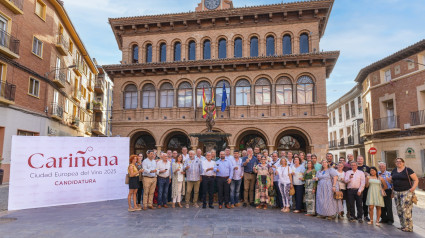 Foto de familia  de la candidatura de Cariñena delante del Ayuntamiento de la ciudad.