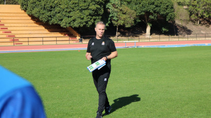 El nuevo técnico del CF Lorca Deportiva, en su primera sesión de trabajo