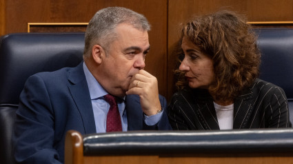 El secretario de Organización del PSOE, Santos Cerdán y la vicepresidenta primera y ministra de Hacienda, María Jesús Montero, durante un pleno en el Congreso de los Diputados