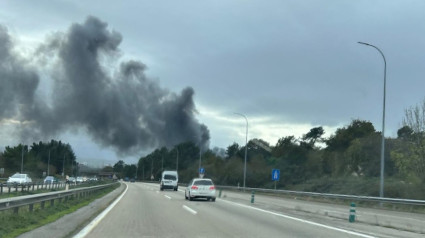 La columna de humo se cuela hasta la autopista Y