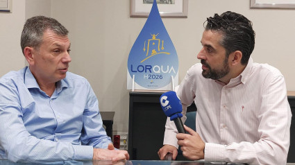 José Ángel Ayala con Francisco Reyes, gerente de Aguas de Lorca durante un momento de la entrevista