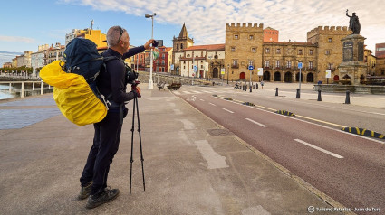 Un peregrino saca una foto en la plaza del Marqués, en Gijón