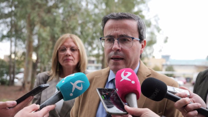 El secretario general del PSOE de Extremadura, Miguel Ángel Gallardo, atiende a los medios en Badajoz