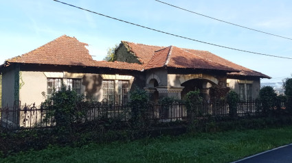 Estado actual de la antigua escuela indiana de Franza, en Mugardos