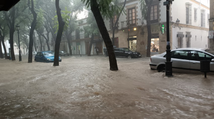 Calle Porvera en Jerez con agua acumulada por las lluvias de la Dana que atravesó la provincia