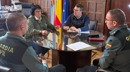 La Guardia Civil lleva unas charlas de seguridad por las parroquias de Ribadeo