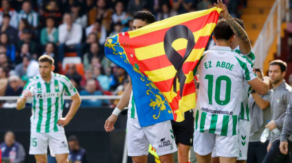 Los jugadores del Betis celebraron el empate con una senyera.