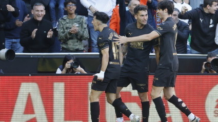 VALENCIA, 23/11/2024.- Hugo Duro celebra con sus compañeros tras marcar el 2-1