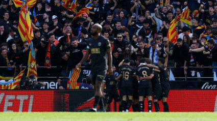 Los jugadores del Valencia celebran el cuarto tanto al Betis.