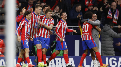 Los jugadores del Atlético de Madrid celebran el gol de la victoria de Sorloth.