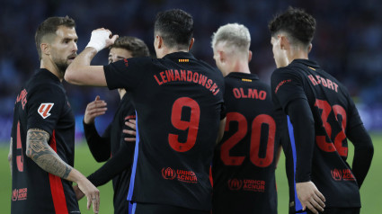 Los jugadores del Barcelona celebran el gol anotado por Lewandowski.