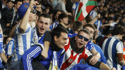 Aficionados de la Real Sociedad y el Athletic durante un Derbi Vasco