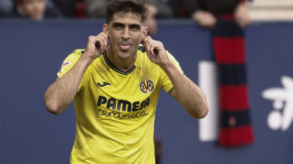 El delantero del Villarreal Gerard Moreno celebra su gol de penalti contra Osasuna