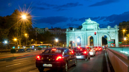 Tráfico urbano en la calle Alcalá, vista nocturna. Madrid, España