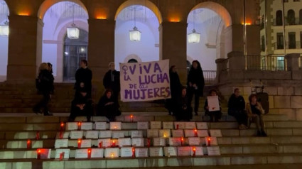 Vigilia en Cáceres por el Día Internacional de la Eliminación de la Violencia contra la Mujer