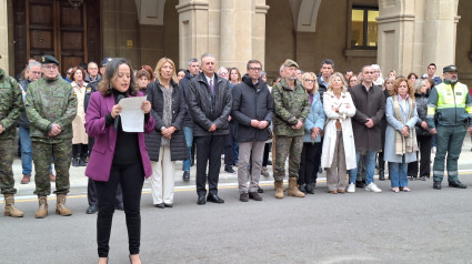 Minuto de silencio a las puertas de la Subdelegación de Gobierno de Huesca