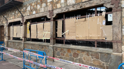 Un hombre destroza los cristales de un hotel en Ponferrada (León) y deja un mensaje polémico en una pintada