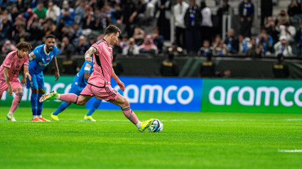 Lionel Messi del Inter Miami marca el segundo gol de su equipo durante el primer partido de fútbol de la Copa de Temporada de Riad entre Al Hilal e Inter Miami en el Kingdom Arena