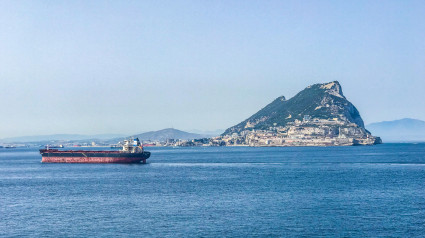 Peñón de Gibraltar en el mar de Alborán