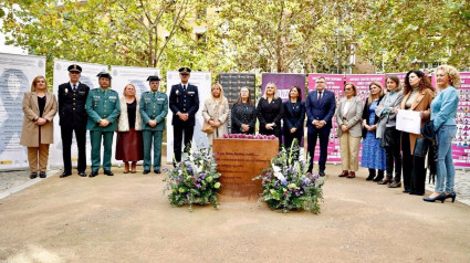 Acto institucional organizado por el Ayuntamiento en la Plaza del Humilladero con, entre otras autoridades, la alcaldesa, Marifrán Carazo, y el subdelegado del Gobierno en Granada, José Antonio Montilla